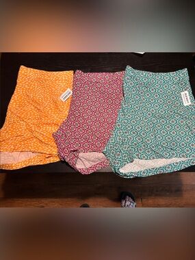 -Old Navy Orange, Pink, and Teal Printed Women’s Bermuda Shorts (3-Pair) NWT